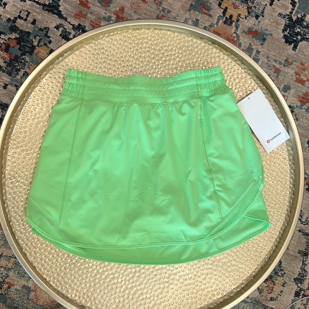 Lululemon Hotty Hot HR Skirt size 8 *NWT*